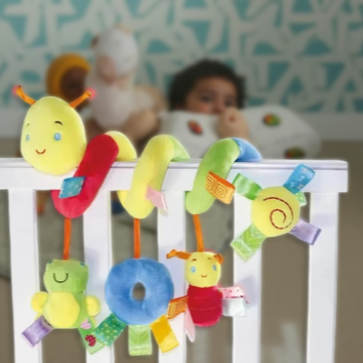 Spirale d'activité bébé avec hochets suspendus multifonctionnelles sur lit à bareaux