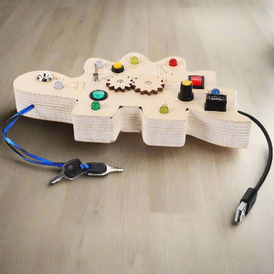 Tableau Montessori Dinausore avec conduit d'alimentation et clé de démarrage.