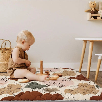 La surface moelleuse du tapis de sol pour bebe pour jouer et s'eveiller dans le confort.