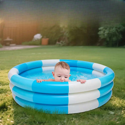 Le tout petit bouche, mord et s'agrippe avec amour à sa piscine gonflable bebe