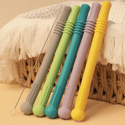 Anneau dentition bébé en tige en action