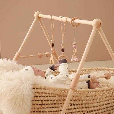 Exposé a l'environnement d'Arche en bois bebe et pendentifs, le tout petit s'exerce a suivre et saisir les jouets