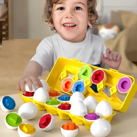 Bébé presse pour combiner les pièces du puzzle bebe