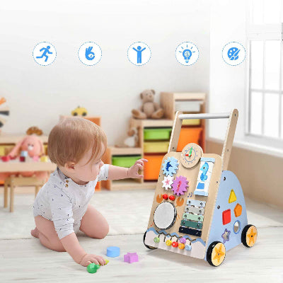 Bébé s'apprête a tourner les engrenages du chariot de marche bébé  