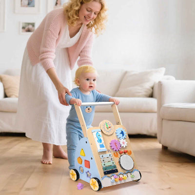 Les premiers avec le chariot de marche bebe sous la surveillance de maman