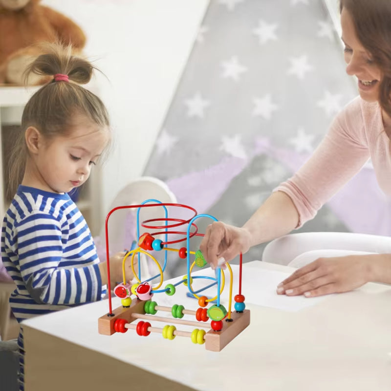 Arborer le labyrinthe du cube d'activité bébé avec maman  