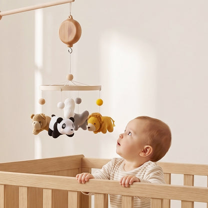 Bébé s'appui sur le berceau pour atteindre le mobile bebe suspendu 