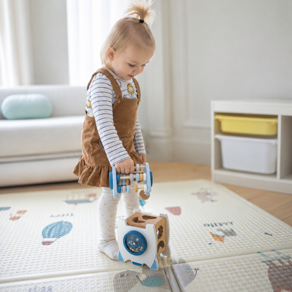 Elle découvre que la tête de sa fusée jouet bebe bois peut se séparer 