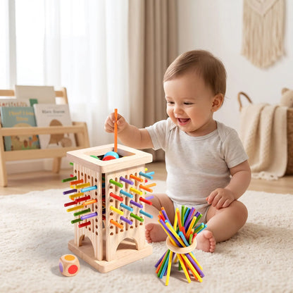 Le tout petit tente d'insérer la bâton dans par le haut du cube d'activité bébé