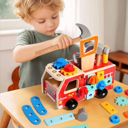 Le tout petit utilise les outils pour assembler son jouet bebe bois