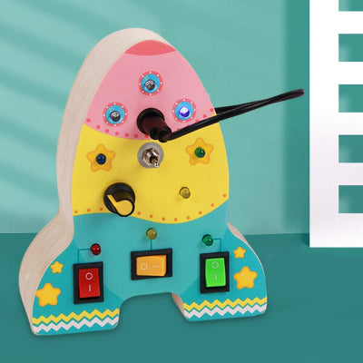 le Tableau Montessori BusyBoardCircuit™ fusée multicolor avec prise et intérupteur