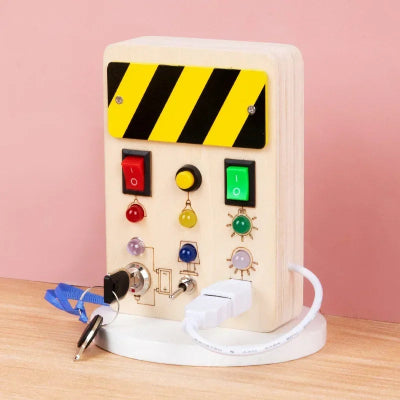 Tableau Montessori, un tableau de Déverrouillage de lumière avec cles et interupteurs.