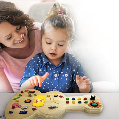 Maman toute joyeuse face aux prousses de fille au premiers essais du Tableau Montessori Guitare