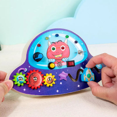 Tableau Montessori en forme de vaisseau spacial avec système solaire