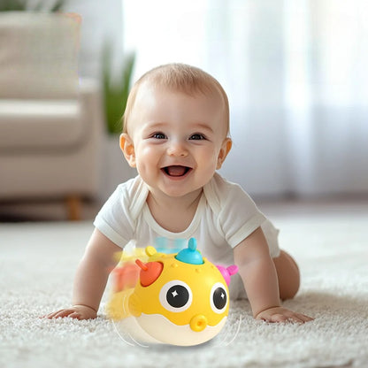 Un sourire d'éveil aux mouvements du jouet eveil bebe boule jaune