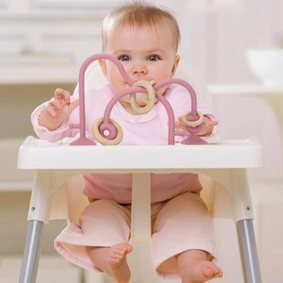 Anneau de dentition fixé sur une chaise haute au niveau des yeux