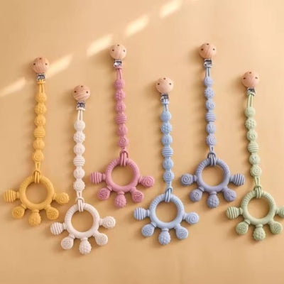 Anneau de dentition accroché aux attaches pour l'hygiène