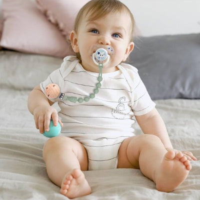 L'attache de l'anneau de dentition sur la tétine bébé