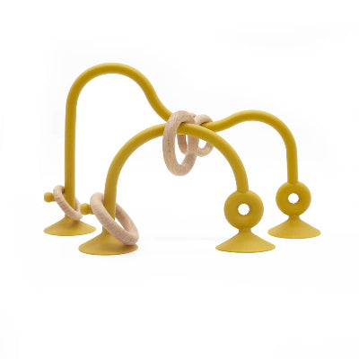 Anneau de dentition bébé un labyrinthe en silicone jaune et de perle de bois