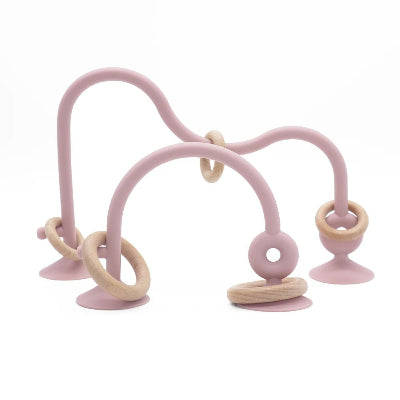 Anneau de dentition bébé un labyrinthe en silicone rose clair et de perle de bois