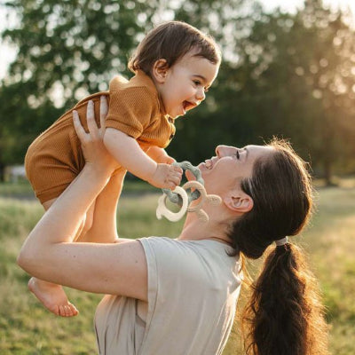 Anneau de dentition même dans les moments de jeux avec maman