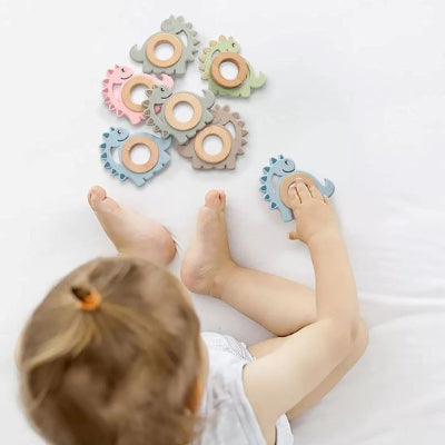 Anneau de dentition en forme de dinosaure avec le centre en bois pour  la manipulation