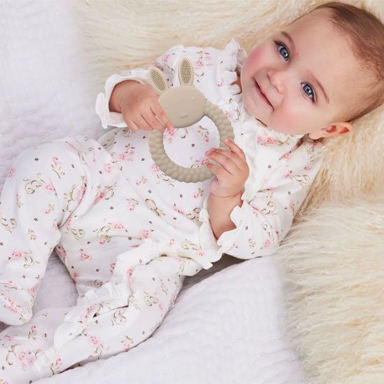 Anneau de dentition l'expression de la joie de mordre tendrement