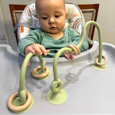 Anneau de dentition en labyrinthe fixé sur la chaise bébé avec les ventouse