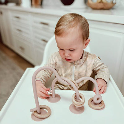 Anneau de dentition avec textures et formes qui stimulent l'exploration tactile