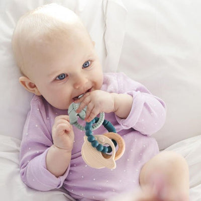 Anneau de dentition a quatre structures liées pour mâchonner et secouer comme jouet bébé 