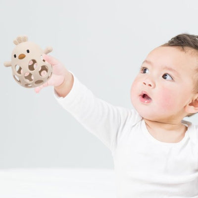 Anneau de dentition bébé en forme de poussin avec des ouvertures pour un préhension facile.