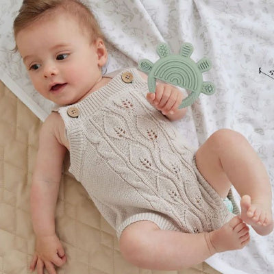 Bébé tient anneau de dentition par le centre circulaire