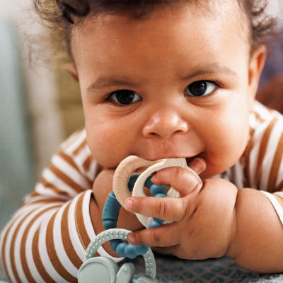 Anneau de dentition avec du silicone et du bois pour des sensation adapté au besoin de l'âge