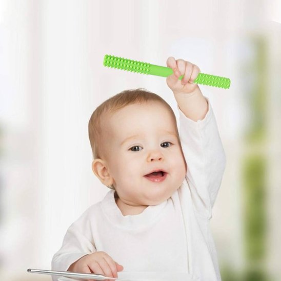 Gestes motrices avec l'anneau dentition bébé