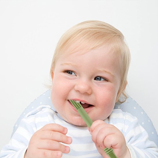 Anneau dentition bébé a tige avec bout en forme de brosse a dent