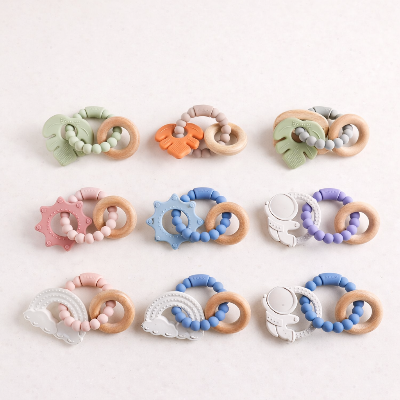 Anneau dentition bebe agencement de deux anneaux de silicone et un anneau bois