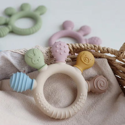 Anneau de dentition avec des formes en relief pour capter l'attention