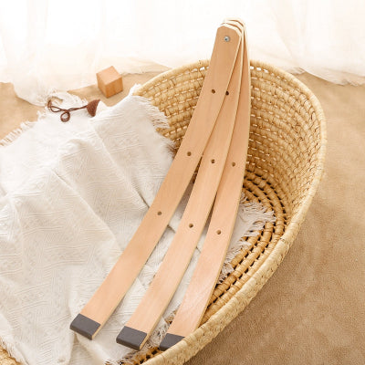 Arche bebe bois démonté et ranger dans un panier a linge.