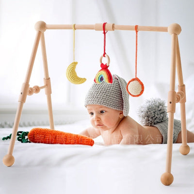 Le tout petit vêtu du minimum sous son arche bebe sans risque d'agression cutané  