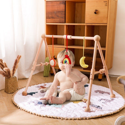 Motricité évoluer, e tout petit essaie de toucher les pendentifs de l'arche bebe du pied en position assise