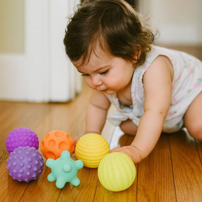 Ramper pour atteindre son lot balle sensorielle bébé