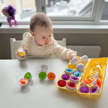 bébé associe chaque puzzle bebe en oeuf et les classe dans les alvéoles 