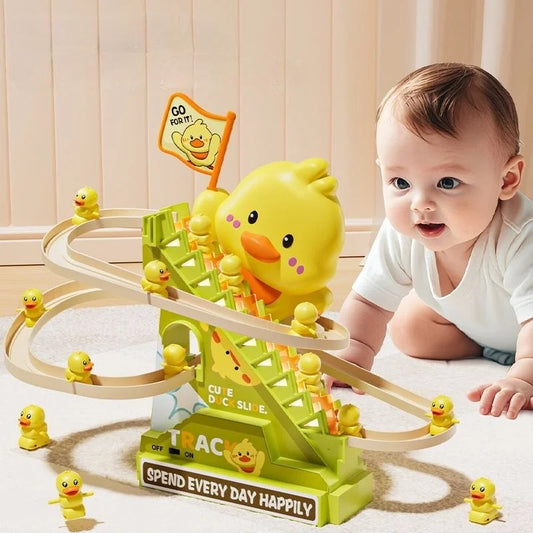 Bébé concentré sur les mouvements sur le jouet eveil bebe