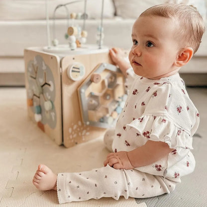 Bébé de moin de 1 an captivé par ce grand cube de motricité