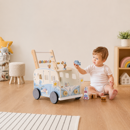 Bébé essaye de comprendre comment aligner les puzzles du chariot de marche bébé 