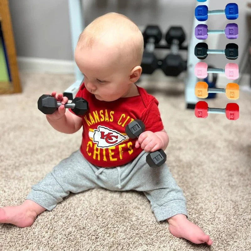 Bébé imite la musculation avec le hochet bébé haltère en silicone