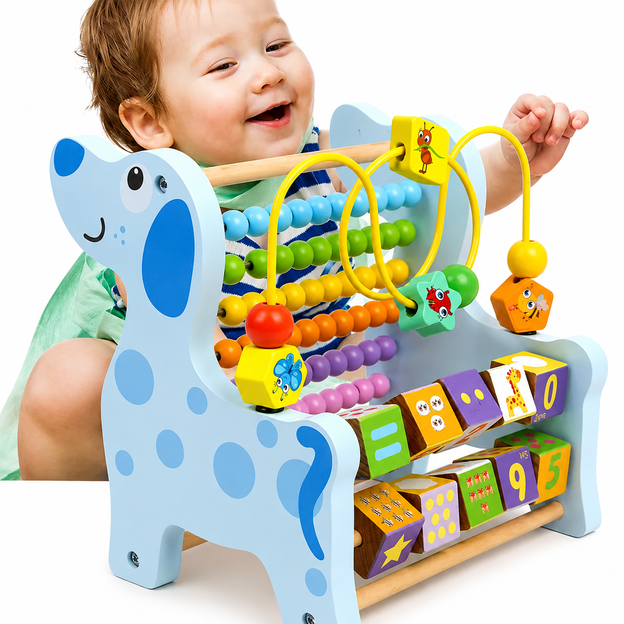 Bébé interagit avec la petite abeille du cube d'activité bébé