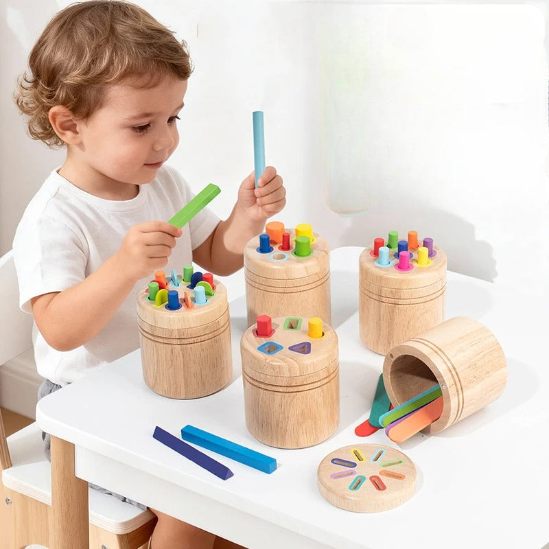 Bébé joue avec les cinq faces du cube motricité bébé
