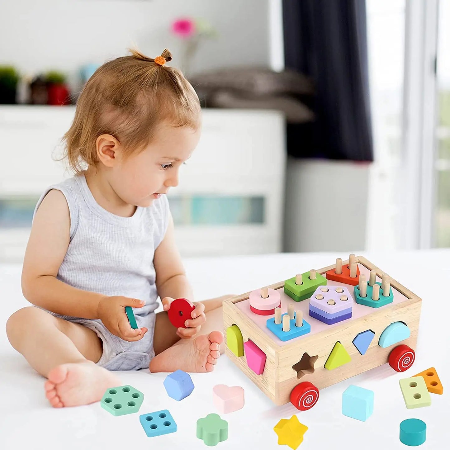Bebe joue seul sur son cube de motricité sans s'ennuyer 
