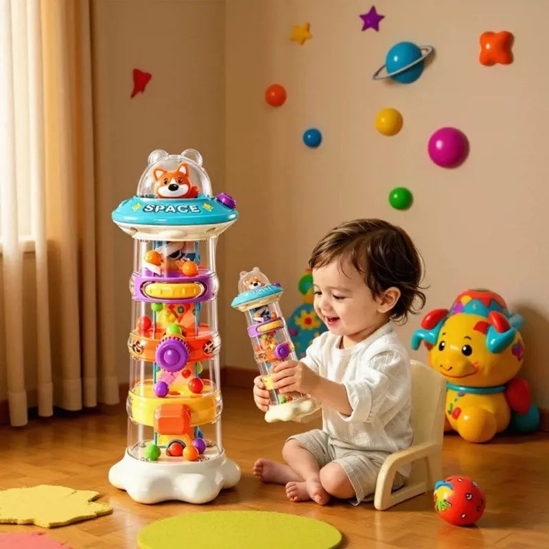 Bébé joyeux avec son jouet bebe dans son coin de jeu spatial